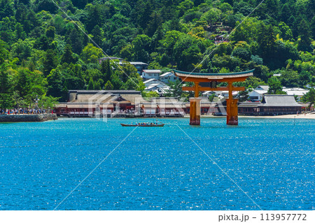 海に浮かぶ厳島神社 113957772