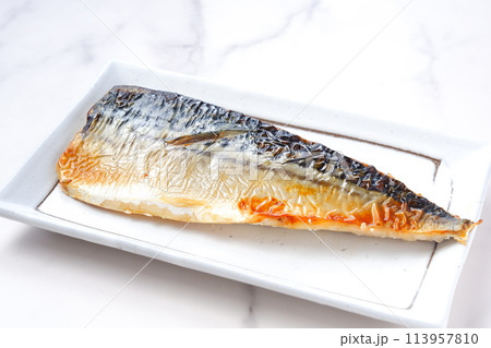 よく脂がのって美味しそうなサバの塩焼き よく脂がのって美味しそうなサバの塩焼き 113957810
