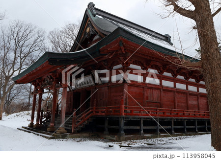 雪景色の神社拝殿斜め前方より 雪景色の神社拝殿斜め前方より 113958045