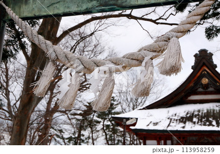 神社鳥居のしめ縄 神社鳥居のしめ縄 113958259
