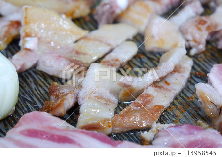 豚の三枚肉の焼き肉、韓国焼肉のサムギョプサル 豚の三枚肉の焼き肉、韓国焼肉のサムギョプサル 113958545