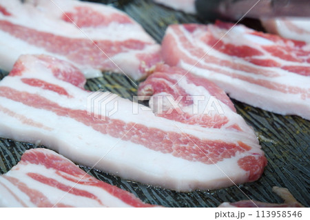 豚の三枚肉の焼き肉、韓国焼肉のサムギョプサル 豚の三枚肉の焼き肉、韓国焼肉のサムギョプサル 113958546