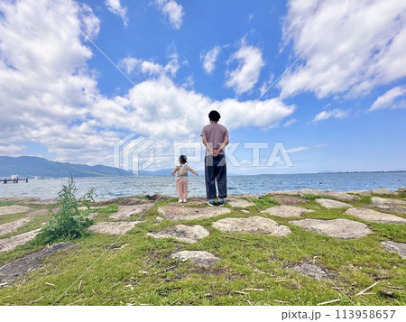 琵琶湖湖岸で景色を眺める父と子 琵琶湖湖岸で景色を眺める父と子 113958657