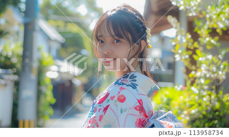 街を散策する着物姿の若い女性 113958734