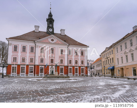 エストニア・タルトゥ　冬のラエコヤ広場と市庁舎　/　Tartu, Estonia 113958756