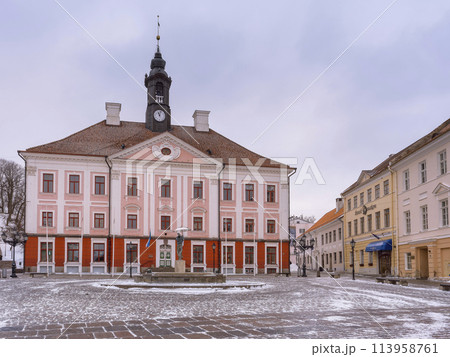 エストニア・タルトゥ　冬のラエコヤ広場と市庁舎　/　Tartu, Estonia 113958761