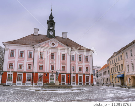 エストニア・タルトゥ　冬のラエコヤ広場と市庁舎　/　Tartu, Estonia 113958762