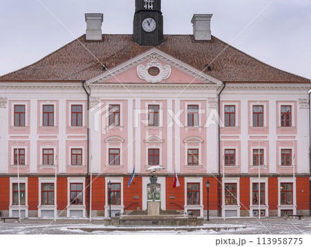 エストニア・タルトゥ　冬のラエコヤ広場と市庁舎　/　Tartu, Estonia 113958775