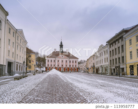 エストニア・タルトゥ　冬のラエコヤ広場と市庁舎　/　Tartu, Estonia 113958777