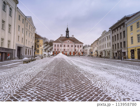 エストニア・タルトゥ　冬のラエコヤ広場と市庁舎　/　Tartu, Estonia 113958780