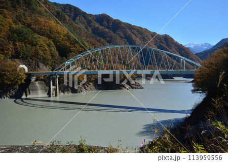 小渋湖の四徳大橋と南アルプス 113959556