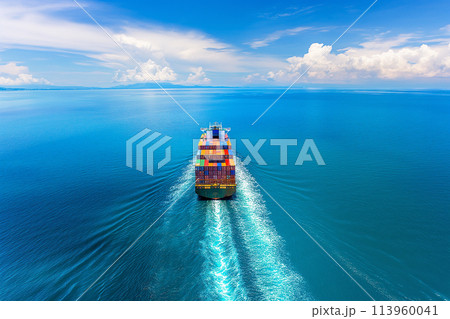 青い大海原を航行する大型コンテナ船 113960041