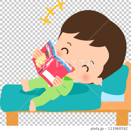 一個穿著睡衣的男孩躺在床上看漫畫 一個穿著睡衣的男孩躺在床上看漫畫 113960592