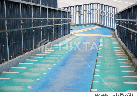 歩道橋の階段 113960722