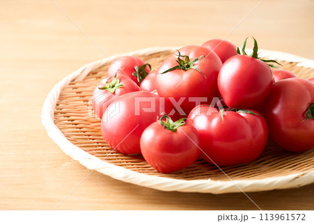 ざるに乗せたトマト 113961572