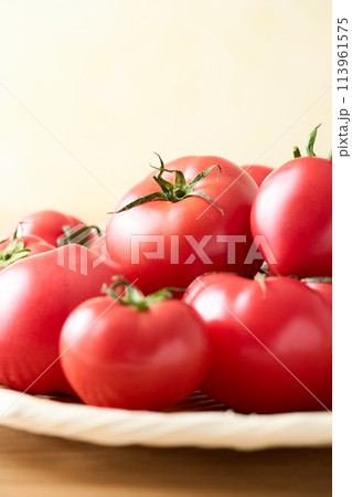ざるに乗せたトマト 113961575