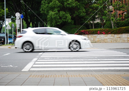 横断歩道を横切る自動車 113961725