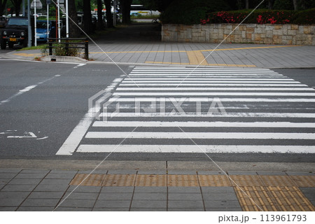 信号のない横断歩道の写真素材 [113961793] - PIXTA