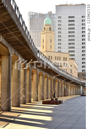 影が美しい象の鼻テラス遊歩道 113962510