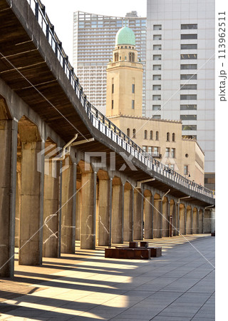 影が美しい象の鼻テラス遊歩道 113962511