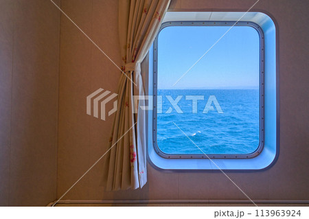 太平洋航行中のカーフェリーの客室の窓から海を見る 113963924