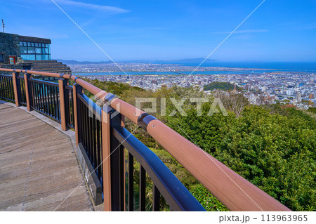 春の徳島県徳島市眉山町の眉山公園から徳島市街(北東側)の眺望 113963965