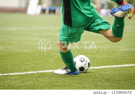 サッカーボールを蹴る瞬間 サッカーボールを蹴る瞬間 113964078