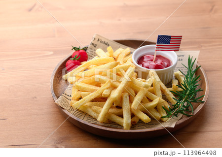 木のお皿にのせたフライドポテト 木のお皿にのせたフライドポテト 113964498