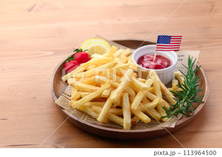 木のお皿にのせたフライドポテト 113964500