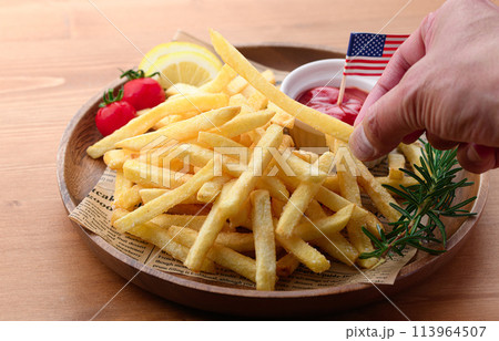 木のお皿にのせたフライドポテト 木のお皿にのせたフライドポテト 113964507