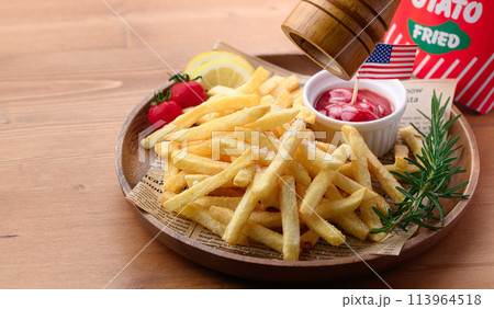 木のお皿にのせたフライドポテト 木のお皿にのせたフライドポテト 113964518