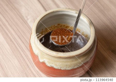 タレを壺の中からすくう タレを壺の中からすくう 113964540