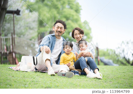 公園でピクニックをする家族 春夏のお出かけやレジャーのイメージ4人家族 カメラ目線 公園でピクニックをする家族 春夏のお出かけやレジャーのイメージ4人家族 カメラ目線 113964799