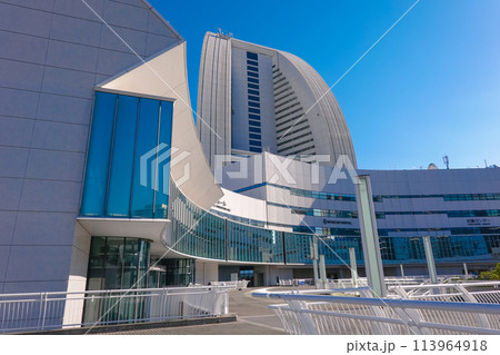 晴れ渡ったパシフィコ横浜国立大ホール（横浜市みなとみらい） 113964918