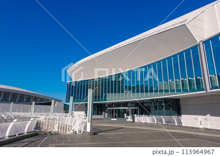 晴れ渡ったパシフィコ横浜国立大ホール（横浜市みなとみらい） 113964967