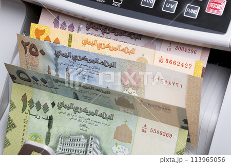 Yemeni rial in a counting machine 113965056