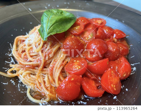 赤いトマトたっぷりの本格パスタ 113965264