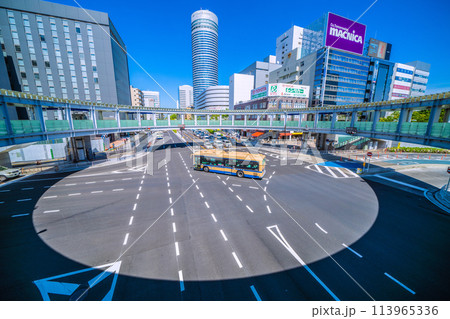 日本の横浜都市景観 6車線道路誕生…新横浜駅入口や横浜プリンスH、新横浜駅出入口などを望む＝25日 113965336