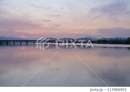 朝の河川敷にて 113966001