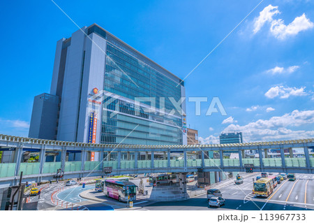 日本の横浜都市景観 美しく生まれ変わった新横浜駅前の幹線道路や新横浜駅などを望む＝4月25日 113967733