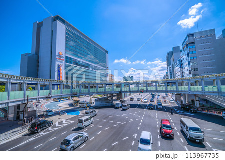 日本の横浜都市景観 美しく生まれ変わった新横浜駅前の幹線道路や新横浜駅などを望む＝4月25日 113967735