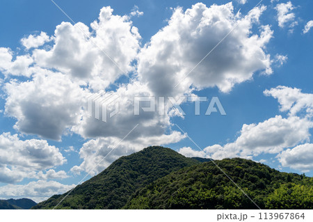 山の上に浮かぶ雲 山の上に浮かぶ雲 113967864