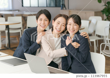 笑顔でピースをするビジネスウーマン 113967955