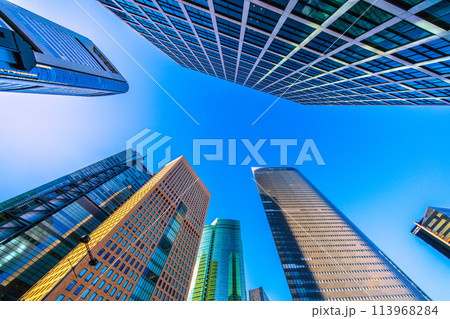 日本の東京都市景観 汐留のビル群や澄み渡る青空などを望む 日本の東京都市景観 汐留のビル群や澄み渡る青空などを望む 113968284