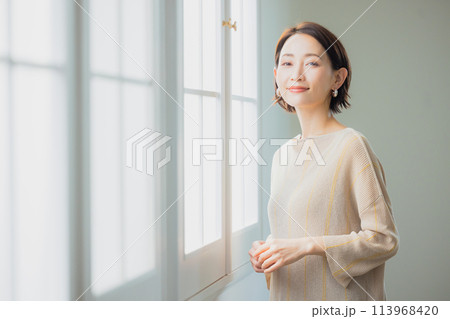 窓の外を見る女性 窓の外を見る女性 113968420