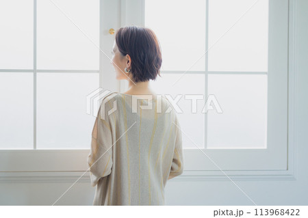 窓の外を見る女性　 113968422