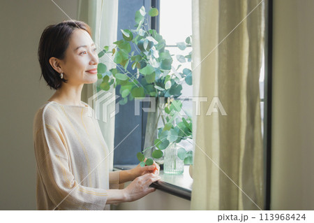 窓の外を見る女性　 113968424