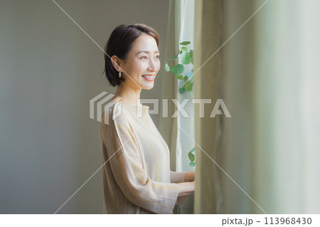 窓の外を見る女性 窓の外を見る女性 113968430