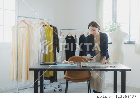 アパレル業界で働く女性 113968437