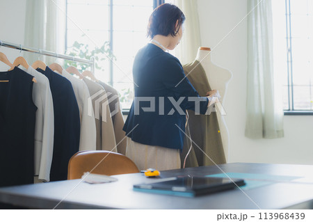 アパレル業界で働く女性 113968439